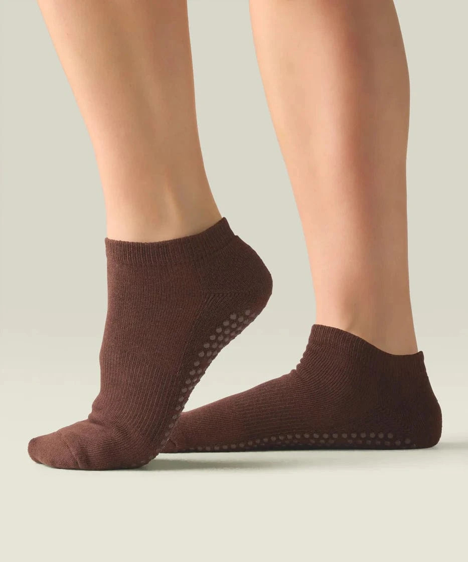 Move Active Espresso Brown Pilates Yoga Barre - Classic Low Rise Grip Socks